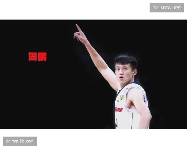 【2026年4月CBA联赛·人物·特写特写:老将周鹏在更衣室为年轻队友讲解防守录像